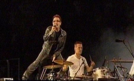 Italia. Bono a revenit pe scenă după operaţia la coloană (VIDEO)