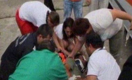 Carnagiu pe aeroportul din Caransebeş. Un tânăr a lovit cu maşina mai multe persoane în timpul unui concurs moto (VIDEO)