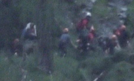 Patru tineri, recuperaţi de salvamontişti după ce au căzut într-o râpă de 50 metri adâncime (VIDEO)