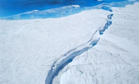 Un bloc de gheaţă de 260 de kilometri pătraţi s-a desprins dintr-un gheţar din Groenlanda (VIDEO)