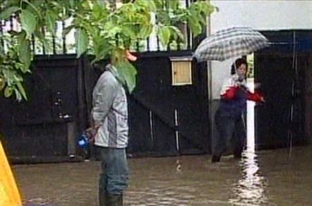 Vremea face ravagii în continuare. Inundaţiile afectează judeţele Suceava şi Harghita (VIDEO)
