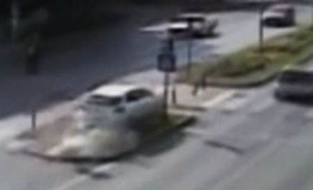 Imagini incredibile de la accidentul produs pe Bulevardul Lascăr Catargiu din Capitală (VIDEO)
