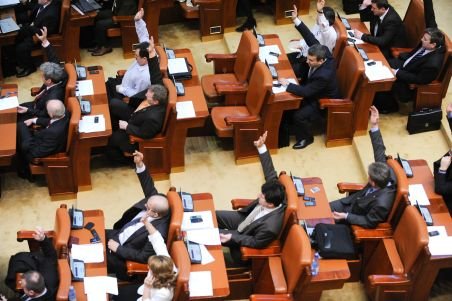 Liderii Opoziţiei au convenit să ceară suplimentarea temelor sesiunii extraordinare a Parlamentului