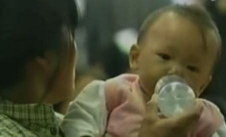 Alertă în China: O formulă de lapte praf cu hormoni declanşează precoce pubertatea (VIDEO)