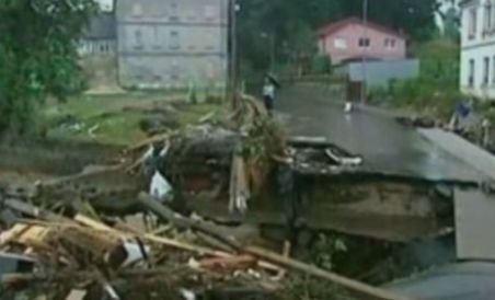 Cehia: Doi români, arestaţi pentru furt din locuinţe afectate de inundaţii