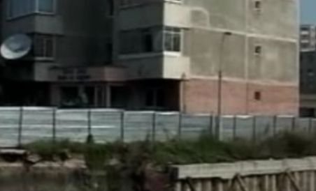 Braşov: Bloc în pericol de prăbuşire, din cauza unui şantier abandonat (VIDEO)