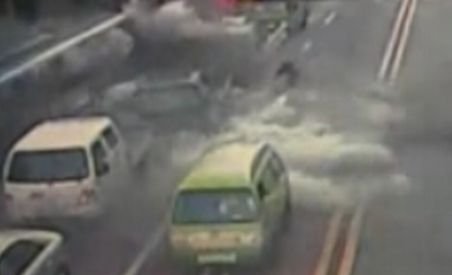 Explozia unui autobuz, surprinsă de camerele de supraveghere, în Coreea de Sud - VIDEO