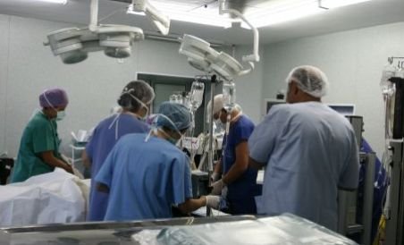 Medicii din Cluj au reuşit să scoată din corpul unui hunedorean o lamă de cuţit care se afla acolo de 7 ani 