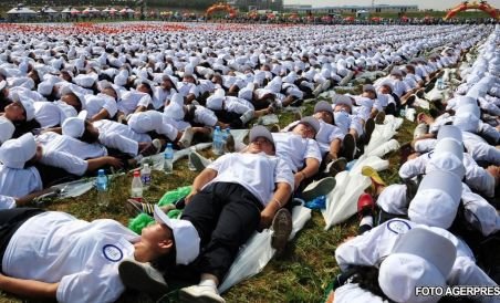 Peste 10.000 de persoane au realizat cel mai mare "domino uman" din lume (FOTO)