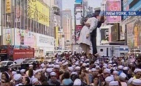 Finalul celui de-al Doilea Război Mondial, aniversat de sute de îndrăgostiţi sărutându-se simultan în Times Square (VIDEO)