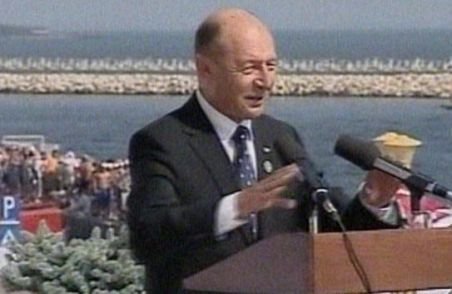 Preşedintele Traian Băsescu a fost fluierat şi huiduit înaintea discursului de Ziua Marinei (VIDEO)
