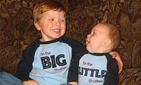 Studiu: Primii născuţi sunt mai inteligenţi, fraţii mai mici sunt extrovertiţi şi au note mai bune la şcoală