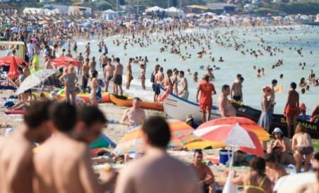 Număr record de turişti pe litoralul românesc