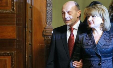 Traian Băsescu şi soţia sa au petrecut la Neptun (VIDEO)