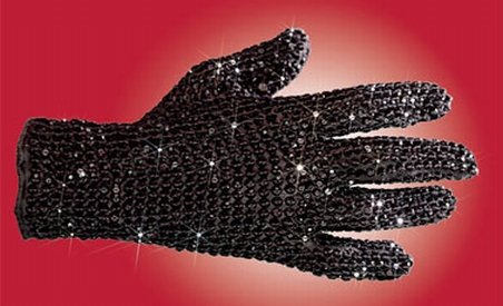 Mănuşă cu cristale Swarovski, purtată de Michael Jackson, scoasă la licitaţie în China