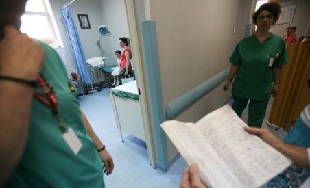 Ministerul Sănătăţii, proiect de lege care să le interzică medicilor să lucreze şi în spitalele de stat şi în cele private