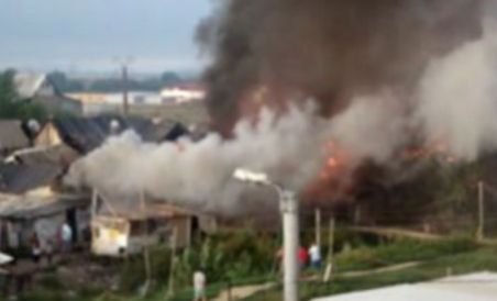 Baia Mare: Un incendiu puternic a distrus locuinţele improvizate ale unor familii de romi (VIDEO)