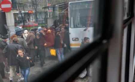 Două tramvaie s-au ciocnit la Arad. Trei persoane, rănite uşor (VIDEO)