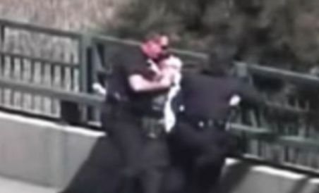 Luat la bătaie de poliţişti, pentru că i-a luat apărarea unui şofer (VIDEO)