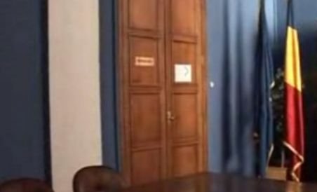 Ministrul Funeriu şi-a albăstrit cabinetul (VIDEO)