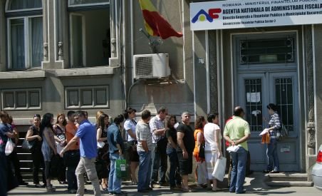 Cum a pus guvernul Boc 500.000 de români să stea la coadă în fiecare lună