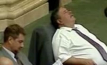 Senatorii nu au ratat ocazia să tragă un pui de somn în timpul şedinţei de plen (VIDEO)