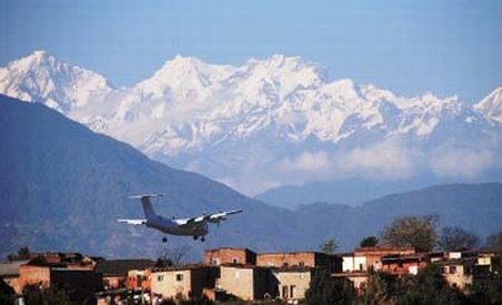 Un avion cu 14 persoane la bord s-a prăbuşit lângă aeroportul din Katmandu