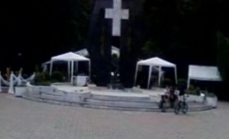 Consilierul Foamete din Pucioasa şi-a făcut nunta lângă un monument al eroilor (VIDEO)