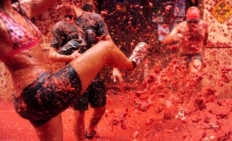 Festivalul Tomatina: Distracţie cu roşii pe străzile spaniole (VIDEO)