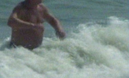 Un bărbat a murit pe litoral, după ce a fost lovit în plin de un val (VIDEO)