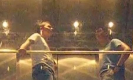 Doi tineri din Buzău au rămas blocaţi în liftul exterior al unui centru comercial