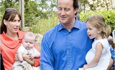 În plină criză, premierul britanic îşi ia concediu de paternitate