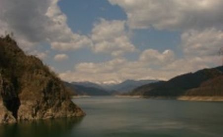 Şapte turişti surprinşi de viitură la barajul Vidraru (VIDEO)