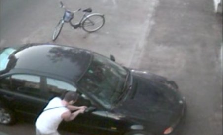 Bărbat, filmat în timp ce fură oglinda unei maşini - VIDEO