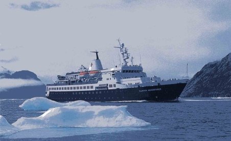 O navă de croazieră canadiană a eşuat pe o stâncă neînregistrată din zona arctică