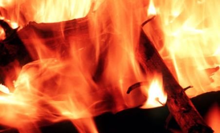 Un băiat de 10 ani din Gorj a ars de viu, după ce s-a jucat cu focul în curtea casei
