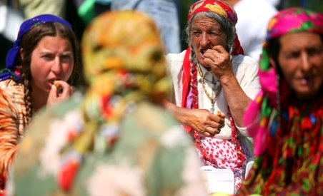 Sondaj: 47% dintre români condamnă expulzarea romilor din Franţa, dar întoarcerea lor în ţară este privită cu teamă (VIDEO)