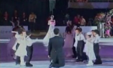 Primul cuplu de patinatori chinezi medaliat cu aur la Olimpiadă şi-a făcut nunta pe gheaţă (VIDEO)
