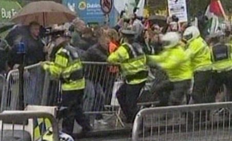 Tony Blair, atacat cu pantofi şi ouă de manifestanţi furioşi, la evenimentul de lansare a autobiografiei sale (VIDEO)