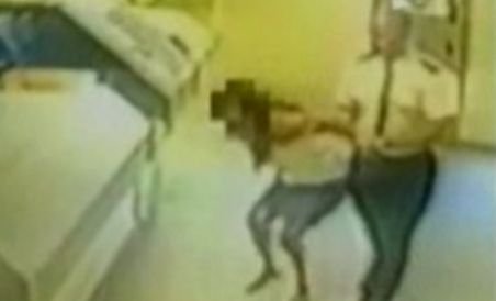 Un poliţist britanic a bătut o femeie pentru că dormea în maşină - VIDEO