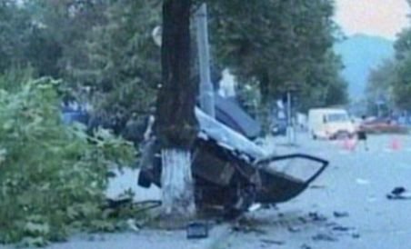 Accident spectaculos în Bistriţa: A intrat cu maşina în doi copaci, după care s-a oprit într-un stâlp (VIDEO)