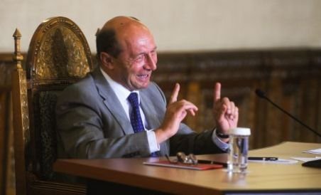 Băsescu: Ticăloşii care au cumpărat voturi păcălindu-i pe pensionari ţipă acum (VIDEO)
