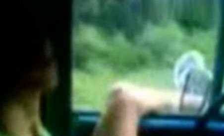 Tarzan revine: Beat la volan şi cu picioarele scoase pe geam (VIDEO)