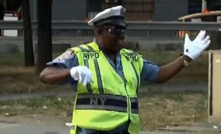 Un poliţist american dirijează traficul în paşi de dans - VIDEO