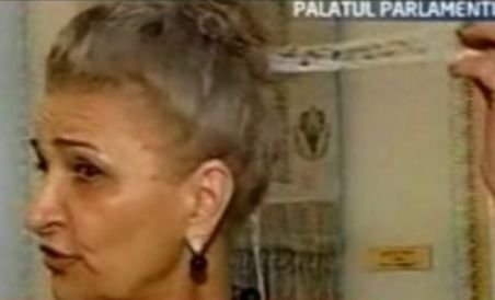 Aura Vasile şi-a prins în păr o panglică inscripţionată "Ticăloşi", în semn de protest la afirmaţia lui Băsescu (VIDEO)