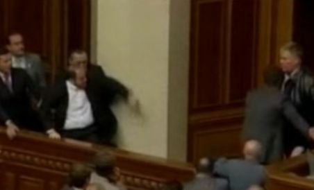 Bătaie cu pumni şi picioare în Parlamentul ucrainean (VIDEO)

