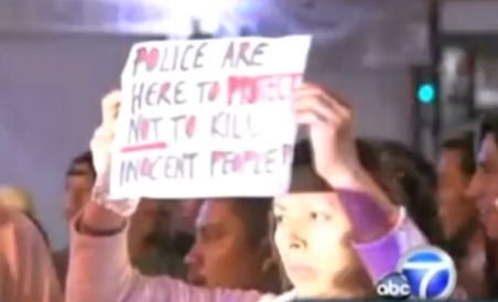 Câteva sute de persoane au aruncat cu ouă şi pietre în poliţiştii din Los Angeles (VIDEO)