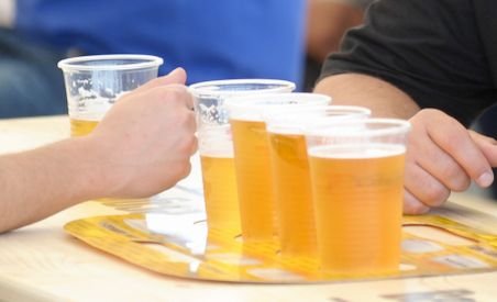 Criza şi vremea rea i-a făcut pe români să bea mai puţină bere (VIDEO)