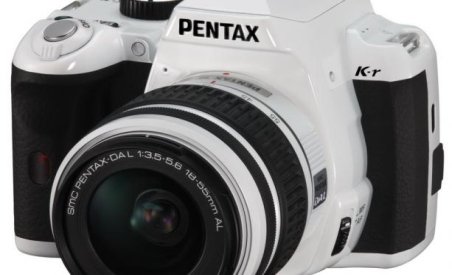 Pentax lansează două camere compacte şi un DSLR entry-level (FOTO)