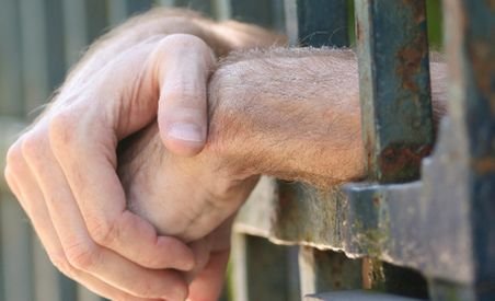 12 ani de închisoare pentru un român din Austria, după ce a încercat să-şi omoare nevasta şi copiii